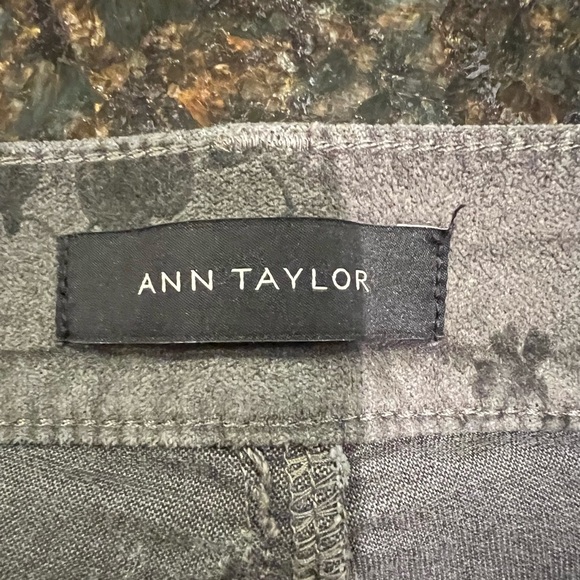 Ann Taylor The Skinny Grey w/Dark Grey Floral Print Pants/Jegging - Picture 3 of 13